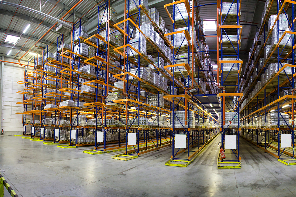 Hochregale in einer Fabrikhalle